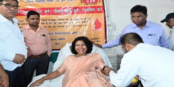 बांदा DM दुर्गाशक्ति नागपाल ने रक्तदान कर किया शिविर का शुभारंभ
