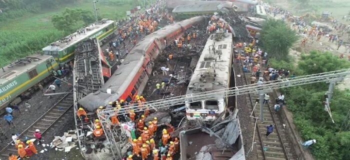 ओडिशा में भीषण रेल हादसा, तीन ट्रेनें टकराईं- 280 लोगों की मौत