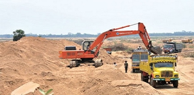 Raid on three mines in Banda, fined crores for illegal mining