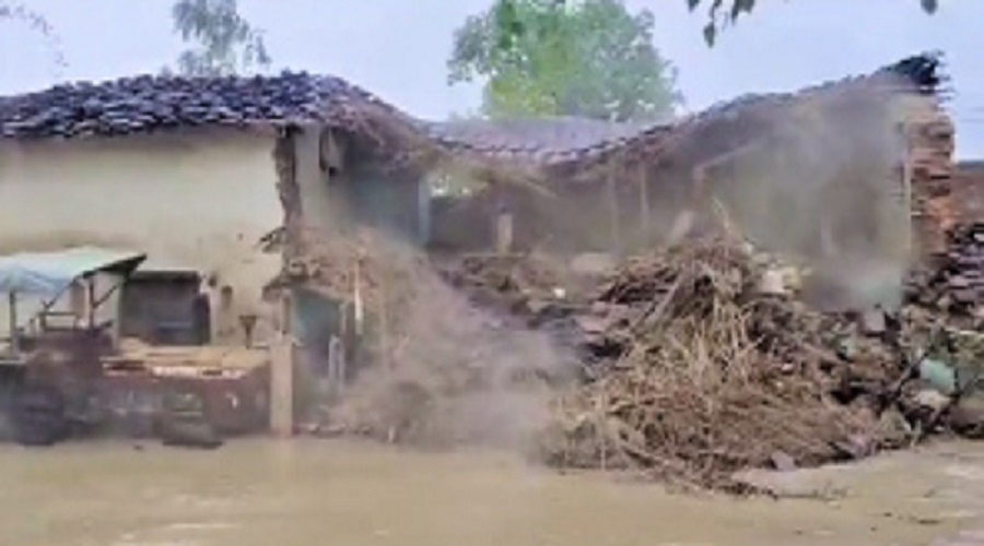 Torrential rains devastation like situation in Mahoba, localities became islands
