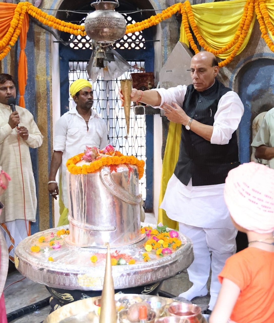 Lucknow : After visiting Hanuman ji, Defense Minister Rajnath Singh gave message of development 
