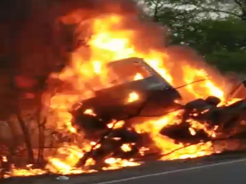 Car overloaded in Banda, driver burnt alive in burnt dumper