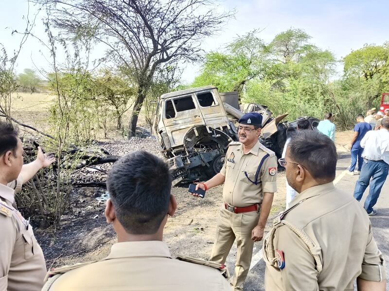 Car overloaded in Banda, driver burnt alive in burnt dumper