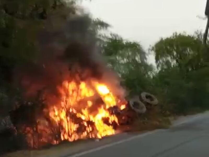 Car overloaded in Banda, driver burnt alive in burnt dumper 