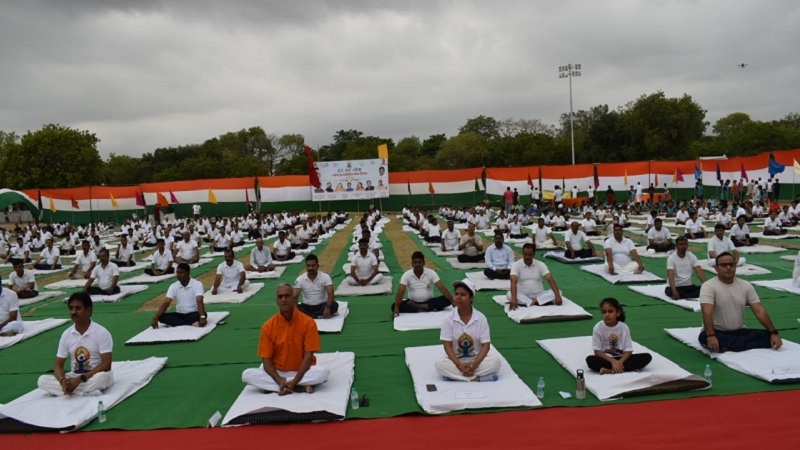Yoga Day in Banda : DIG-SP and DM did yoga with hundreds of people 
