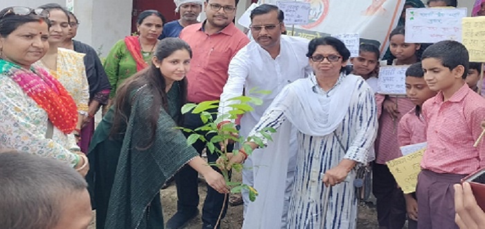 बांदा : बीजेपी जिला उपाध्यक्ष और बीएसए ने किया पौधरोपण