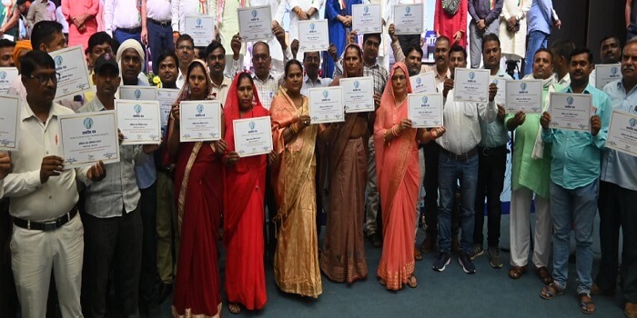 Principal and Secretary honored for excellent work in Banda, program under Aviral Jal Abhiyan 