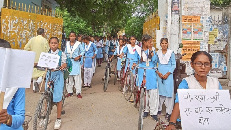 GGIC girl students made aware by taking out cycle rally in Banda
