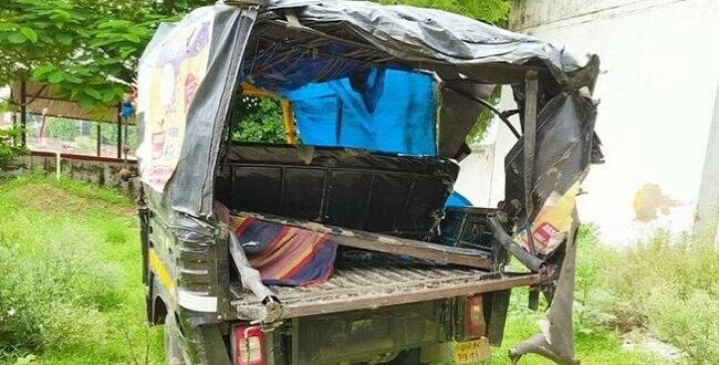 बांदा में हादसा : ट्रक ने टेंपो में मारी टक्कर, वृद्ध महिला की मौत और 6 घायल 
