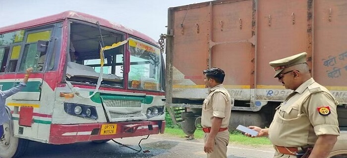 Roadways bus rammed into truck due to sudden brake in Banda, many passengers injured–two serious
