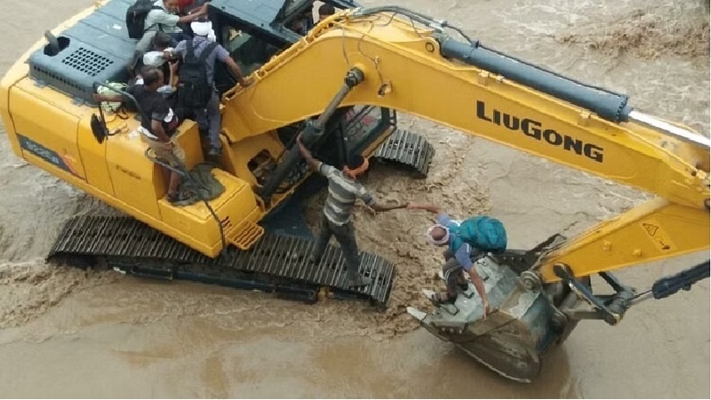 Roadways bus stuck in flood in Bijnor, 70 passengers were rescued from JCB like this, see shocking pictures 