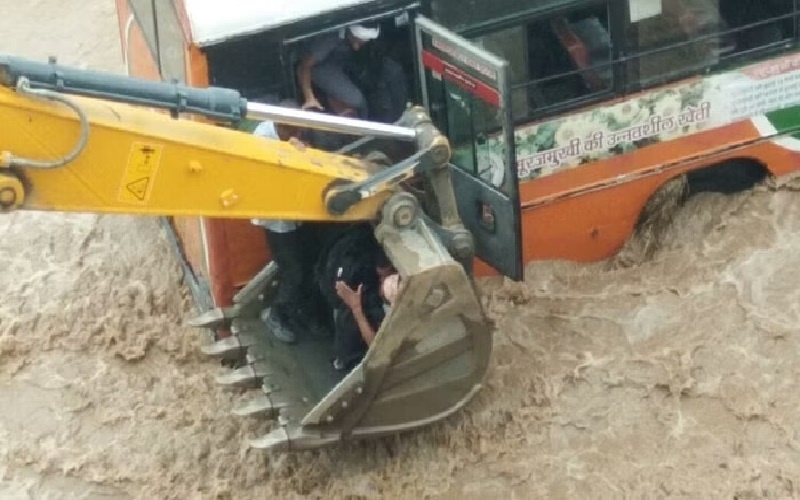 Roadways bus stuck in flood in Bijnor, 70 passengers were rescued from JCB like this, see shocking pictures 
