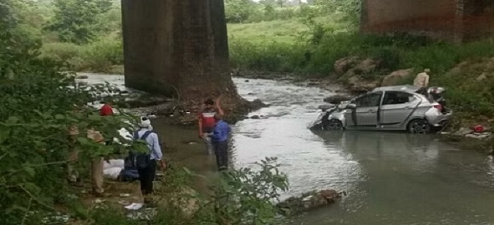 सीतापुर : अनियंत्रित कार पुल से नीचे गिरी, दो लोगों की मौत-दो गंभीर