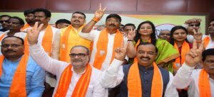 UP : BJP gave a big blow to opposition, many leaders including former SP minister joined party