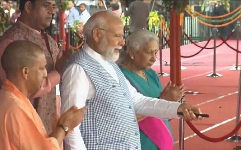 PM Modi inaugurated Vande Bharat Express in Gorakhpur 