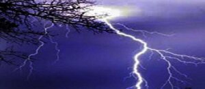 Two including daughter died due to lightning in Banda, mother narrowly survived