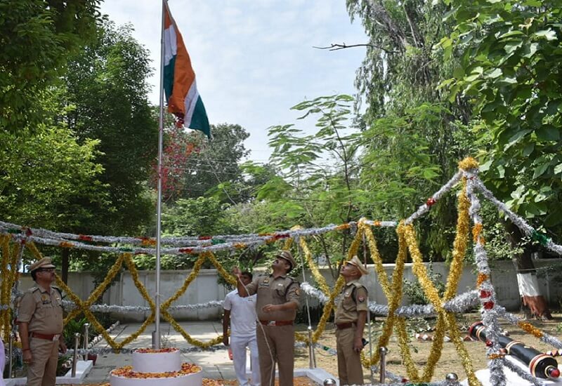 Banda : 77th Independence Day celebrated with pomp, proudly hoisted tricolor 