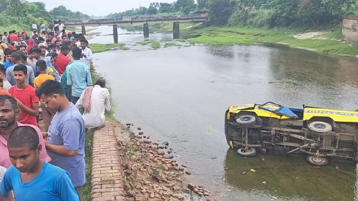 School bus falls into canal in Bijnor, one child killed, many injured 