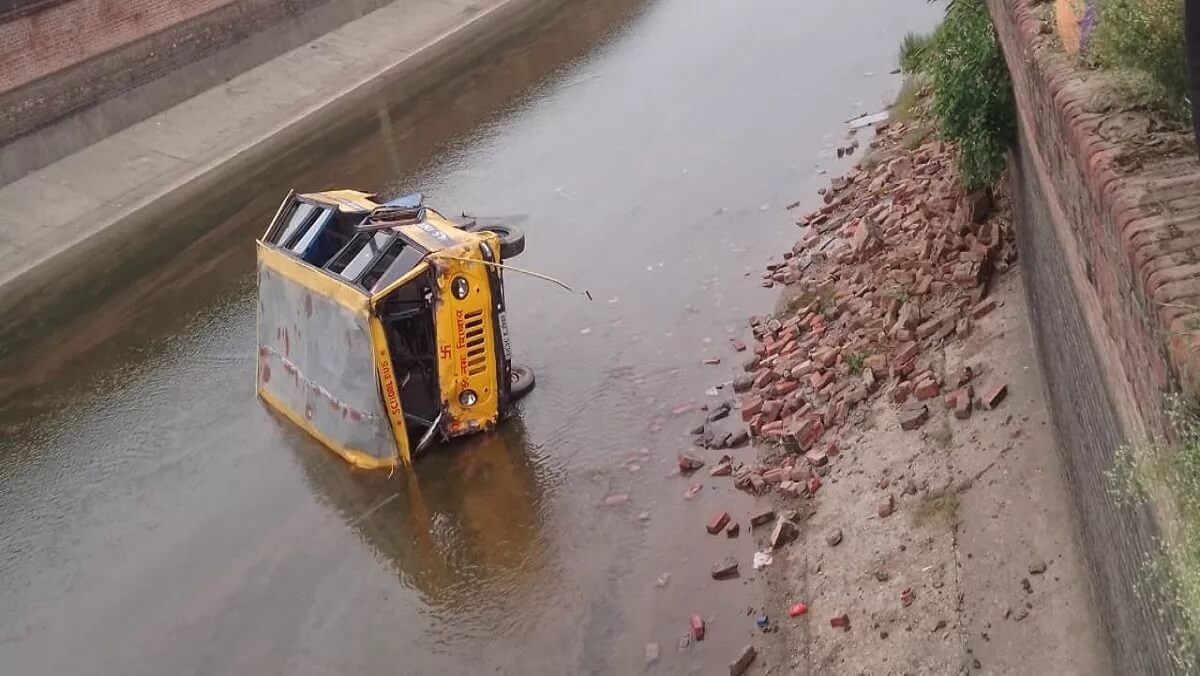 School bus falls into canal in Bijnor, one child killed, many injured 