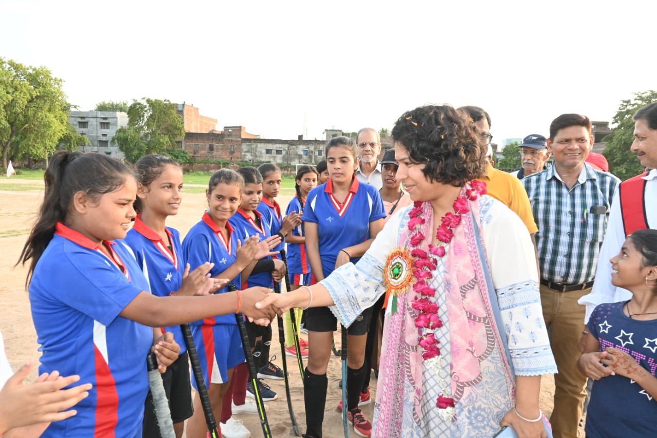 Banda DM administered Fit India pledge to players, saw cleanliness system himself