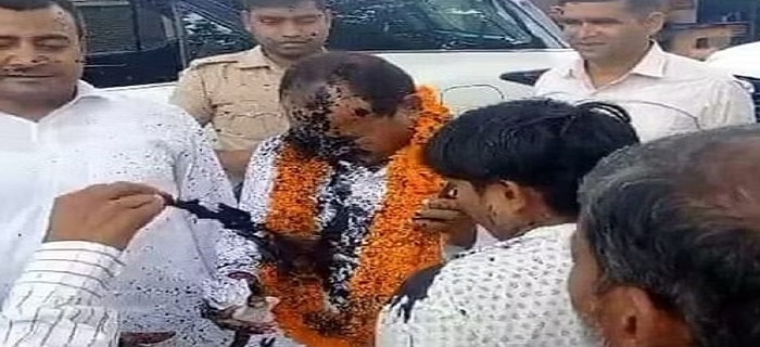 Ghosi by-election : Ink thrown at BJP candidate, stir 