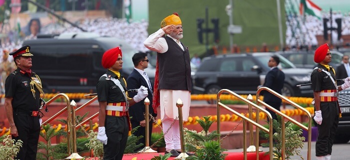 77वां स्वतंत्रता दिवस : PM Modi ने लाल किले पर फहराया तिरंगा, पढ़िए-क्या बोले..