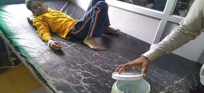 in Banda son was bitten by snake, father took him in box and took him to hospital, there was crowd of onlookers