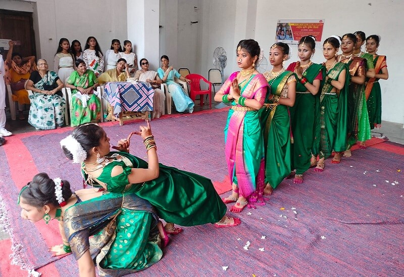 Independence Day celebrated with pomp in Banda Arya Kanya Inter College, girl students presented colorful programs