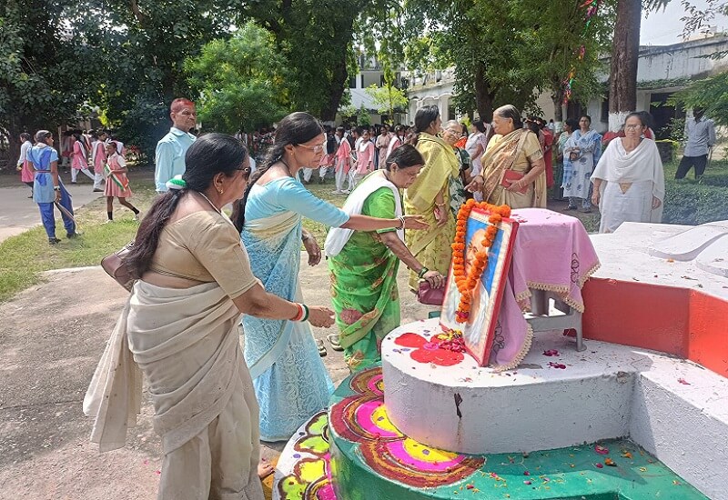 Independence Day celebrated with pomp in Banda Arya Kanya Inter College, girl students presented colorful programs
