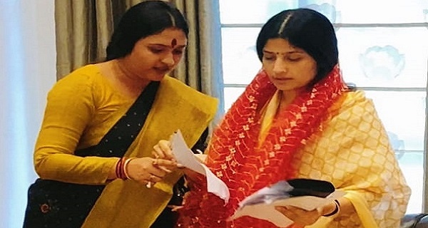 Banda : सपा नेता नीलम ने सांसद डिंपल यादव को भेंट की देवी की चुनरी
