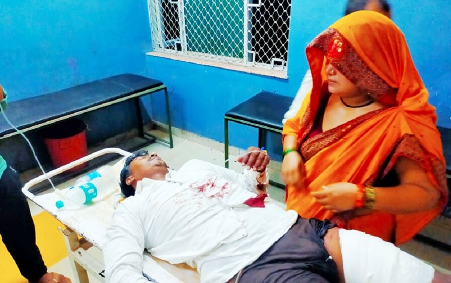 Shooting incident in Banda, former block chief was shot after stopping his car, admitted to medical college 