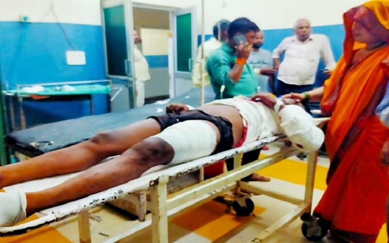 Shooting incident in Banda, former block chief was shot after stopping his car, admitted to medical college 