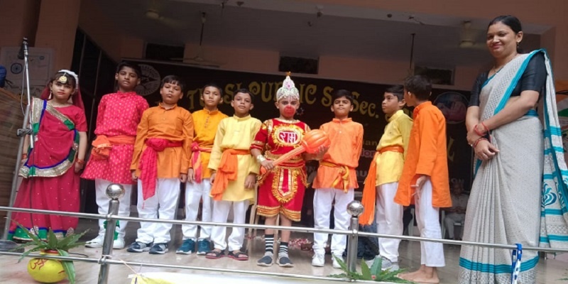 Banda : Children organized Dhi in celebration of Saint Shiromani Tulsidas Jayanti 
