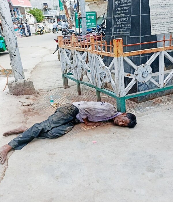 Insensitivity : Unclaimed middle-aged man lying at Diggi intersection since morning 