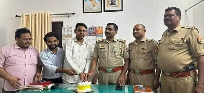 Happy birthday of SP leader's brother in UP police station, Kotwal removed 