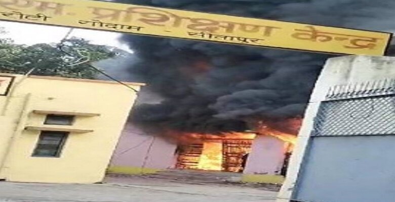 सीतापुर में ANM सेंटर में भीषण आग, लाखों के उपकरण-फर्नीचर, फाइलें राख