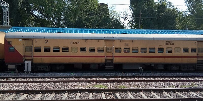 Chitrakoot : Lover dies after falling from train in police custody, read full news