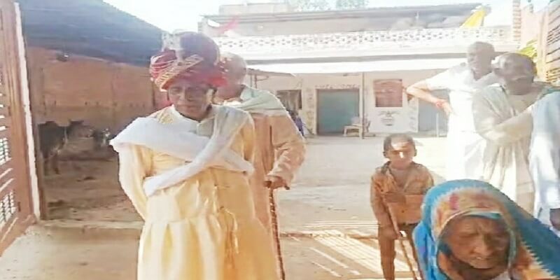 75 year old man became groom in Banda then suddenly bride stop marriage 