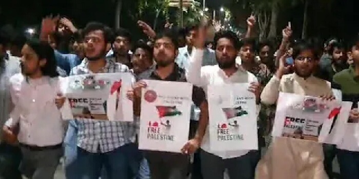 अलीगढ़ में AMU छात्रों ने फिलिस्तीन के समर्थन में निकाला मार्च