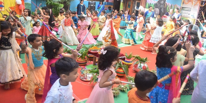 Little ones created a stir in Dandiya-Garba in 'Bachpan' school of Banda 