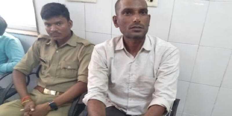 In Banda person who converted to religion demanded extortion money from his parents, police arrested him and sent him to jail 