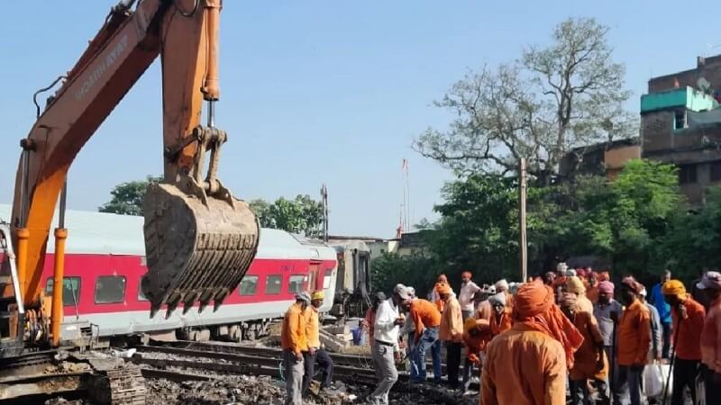 Bihar Train Accident : Bihar train accident, 4 people died and about 100 passengers injured