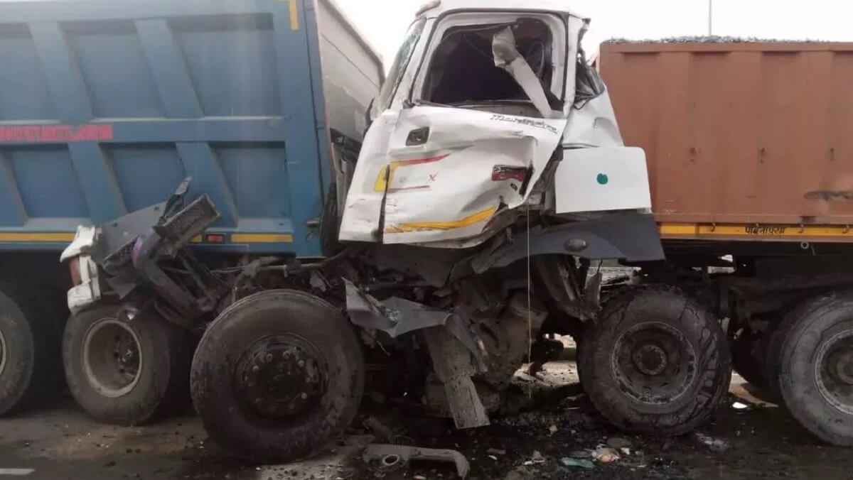 Kanpur : Dumper rammed into truck parked in Gujaini, two injured-highway jammed for hours