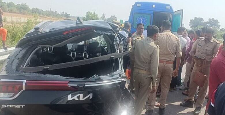 कानपुर में हाईवे पर हादसा, कार सवार मां-बेटे की दर्दनाक मौत