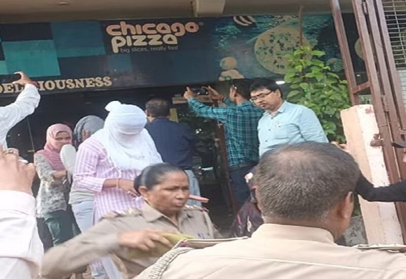 Sex racket in Pizza House in Farrukhabad, 11 youths including 9 girl students caught, retired inspector was running sex racket 