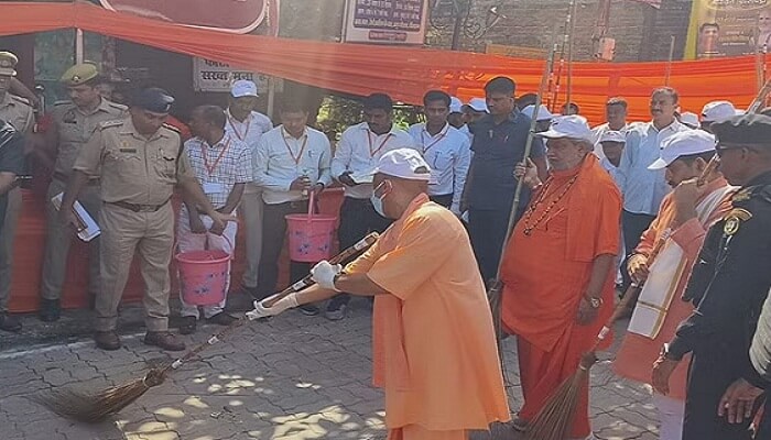 सीतापुर में सीएम योगी, झाड़ू लगाकर दिया स्वच्छता का संदेश