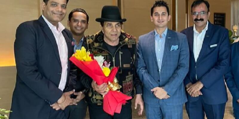 Actor Dharmendra reached Lucknow, will stay for 10 days for shooting of film 21 