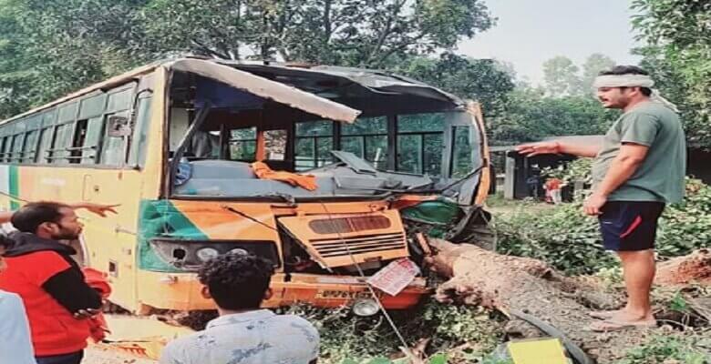 रायबरेली में बांदा डिपो की बस लखनऊ जाते समय पेड़ से टकराई, 6 यात्री घायल..