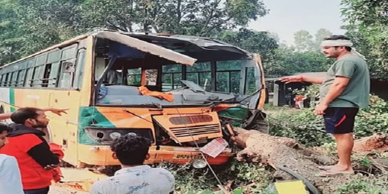 Banda depot bus in Rae Bareli collides with a tree while going to Lucknow, 6 passengers injured