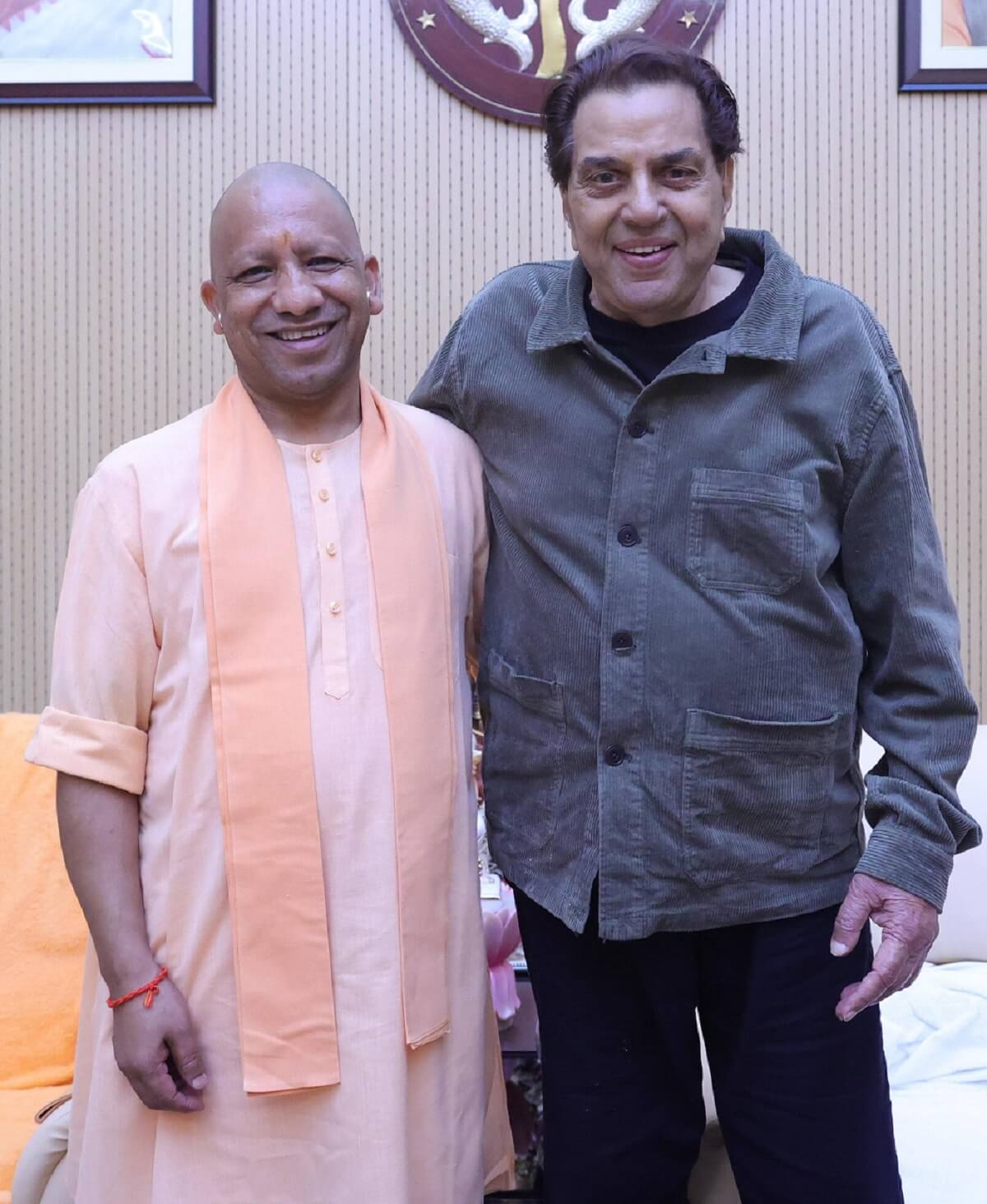 Lucknow : Meeting of Dharmendra and CM Yogi, Chief Minister Yogi looked very happy 
